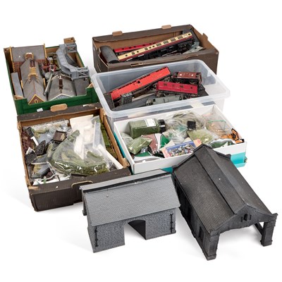 Lot 58 - A LARGE COLLECTION OF MODEL RAILWAY ROLLING STOCK, BUILDINGS AND ACCESSORIES