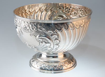 Lot 1455 - AN EDWARDIAN SILVER BOWL