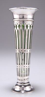 Lot 1392 - AN EDWARDIAN SILVER FLOWER VASE