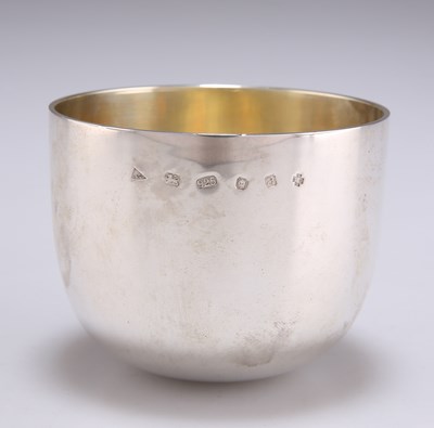 Lot 1503 - AN ELIZABETH II SILVER TUMBLER CUP