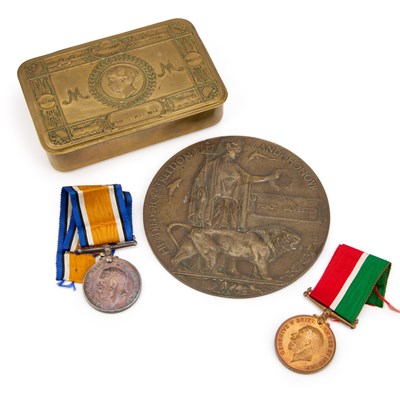 Lot 42 - A GROUP OF FIRST WORLD WAR MILITARIA