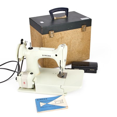 Lot 70 - A VINTAGE SINGER FEATHERWEIGHT MODEL 221 SEWING MACHINE