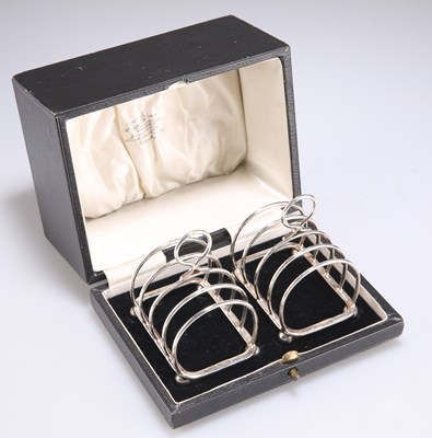 Lot 1405 - A PAIR OF GEORGE V SILVER TOAST RACKS