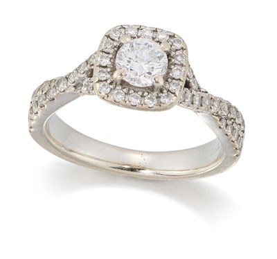 Lot 1621 - A DIAMOND CLUSTER RING