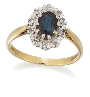 Lot 1546 - AN 18 CARAT GOLD GREEN SAPPHIRE AND DIAMOND CLUSTER RING