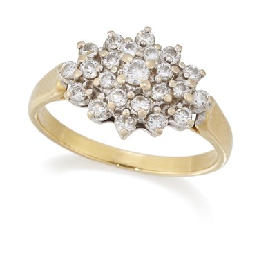 Lot 1555 - A DIAMOND CLUSTER RING