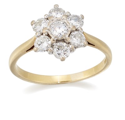 Lot 1760 - A DIAMOND CLUSTER RING