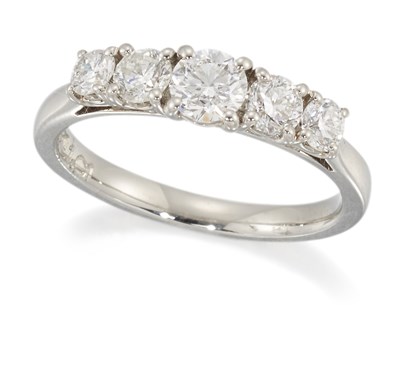 Lot 1536 - A PLATINUM DIAMOND FIVE STONE RING