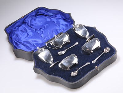 Lot 1418 - AN EDWARDIAN CASED SILVER CONDIMENT SET