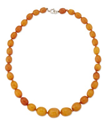 Lot 1676 - AN AMBER BEAD NECKLACE