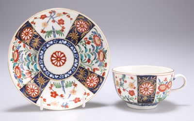 Lot 118 - A WORCESTER 'KAKIEMON' CUP AND SAUCER, CIRCA 1775