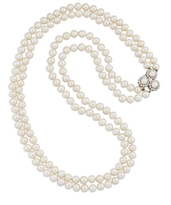 Lot 1571 - A DOUBLE STRAND CULTURED PEARL NECKLACE WITH A CULTURED PEARL AND DIAMOND CLUSTER CLASP