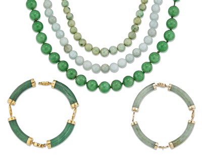 Lot 1550 - A GROUP OF JADE AND GREEN STONE JEWELLERY