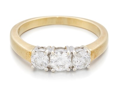 Lot 1534 - AN 18 CARAT GOLD DIAMOND THREE STONE RING