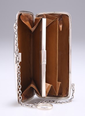 Lot 1141 - AN EDWARDIAN SILVER LADY'S PURSE