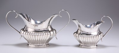 Lot 1182 - AN EDWARDIAN SILVER CREAM JUG AND SUGAR BOWL