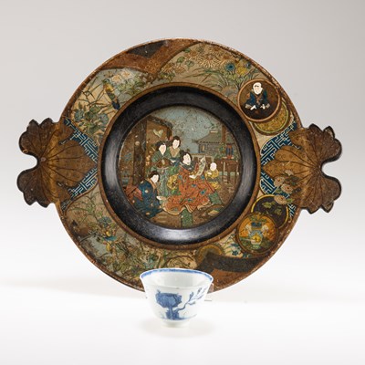 Lot 239 - A LATE 19TH CENTURY CHINOISERIE DECORATED PAPIER-MÂCHÉ CIRCULAR TRAY AND A CHINESE TEA BOWL