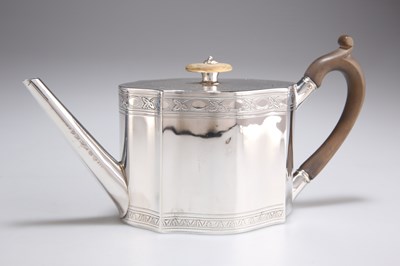 Lot 1377 - A VICTORIAN SILVER TEAPOT