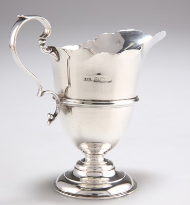 Lot 1252 - A GEORGE V SILVER CREAM JUG