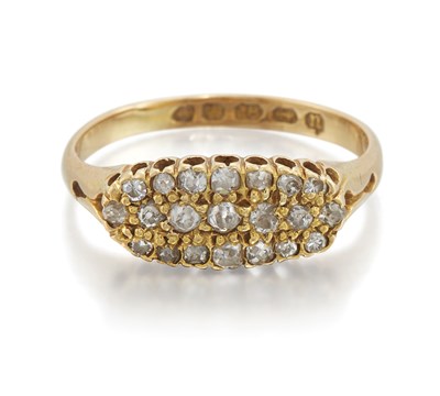 Lot 2185 - AN 18 CARAT GOLD DIAMOND RING