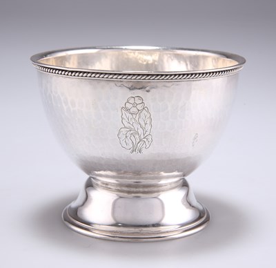 Lot 1104 - HENRY GEORGE MURPHY: A GEORGE V SILVER PEDESTAL BOWL