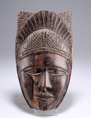 Lot 476 - A CARVED TRIBAL MASK