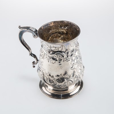 Lot 1345 - A GEORGE III SILVER MUG