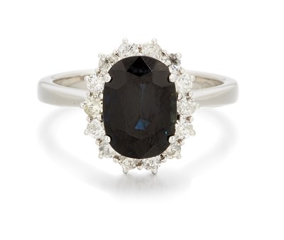 Lot 1406 - AN 18 CARAT WHITE GOLD SAPPHIRE AND DIAMOND CLUSTER RING