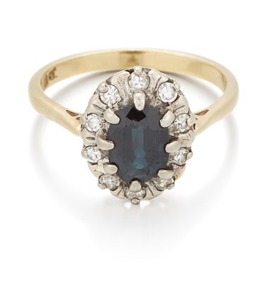 Lot 2072 - A SAPPHIRE AND DIAMOND CLUSTER RING