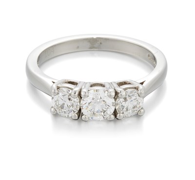 Lot 1587 - A PLATINUM DIAMOND THREE STONE RING