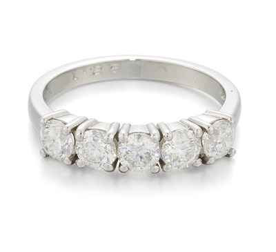 Lot 1510 - A PLATINUM DIAMOND FIVE STONE RING