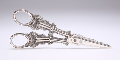 Lot 1287 - A PAIR OF GEORGE IV SILVER GRAPE SCISSORS