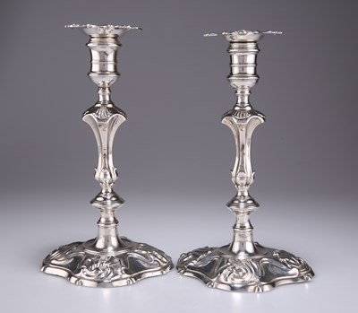 Lot 1350 - A MATCHED PAIR OF GEORGIAN CAST SILVER CANDLESTICKS