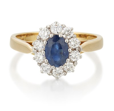 Lot 1530 - AN 18 CARAT GOLD SAPPHIRE AND DIAMOND CLUSTER RING