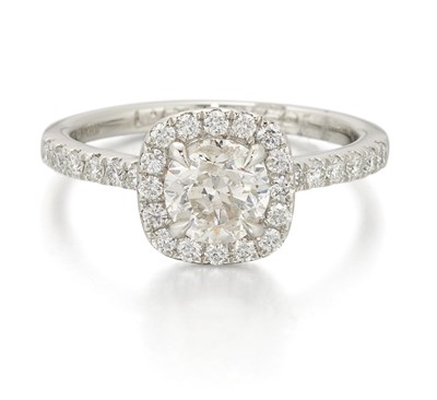 Lot 1408 - A PLATINUM DIAMOND CLUSTER RING