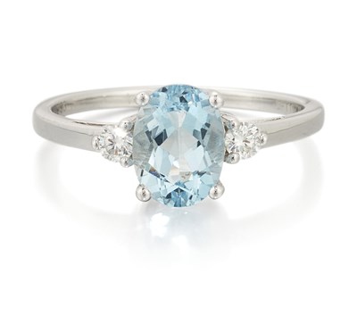 Lot 1525 - A PLATINUM AQUAMARINE AND DIAMOND THREE STONE RING