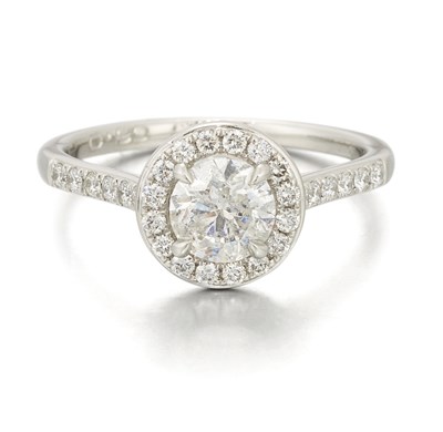 Lot 1404 - A PLATINUM DIAMOND CLUSTER RING