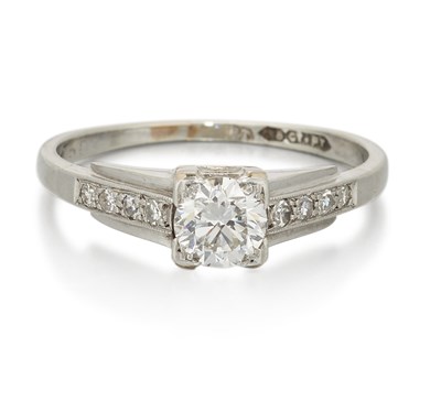 Lot 1659 - A SOLITAIRE DIAMOND RING