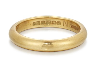 Lot 1484 - AN 18 CARAT GOLD BAND RING