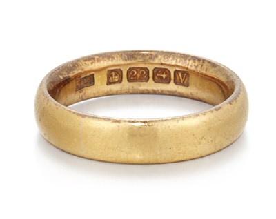 Lot 1431 - A 22 CARAT GOLD BAND RING