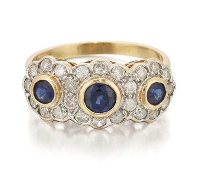 Lot 1572 - A SAPPHIRE AND DIAMOND TRIPLE CLUSTER RING