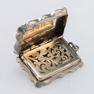 Lot 1296 - A VICTORIAN ENGINE-TURNED SILVER VINAIGRETTE