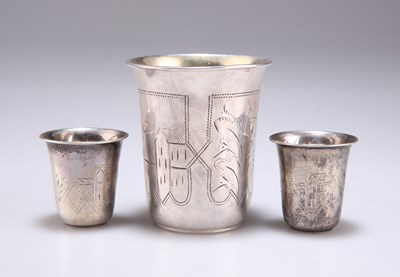 Lot 1031 - A RUSSIAN SILVER BEAKER AND A PAIR OF RUSSIAN SILVER TOTS