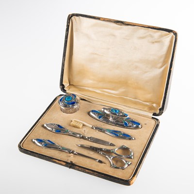 Lot 1111 - AN ART NOUVEAU SILVER AND ENAMEL MANICURE SET