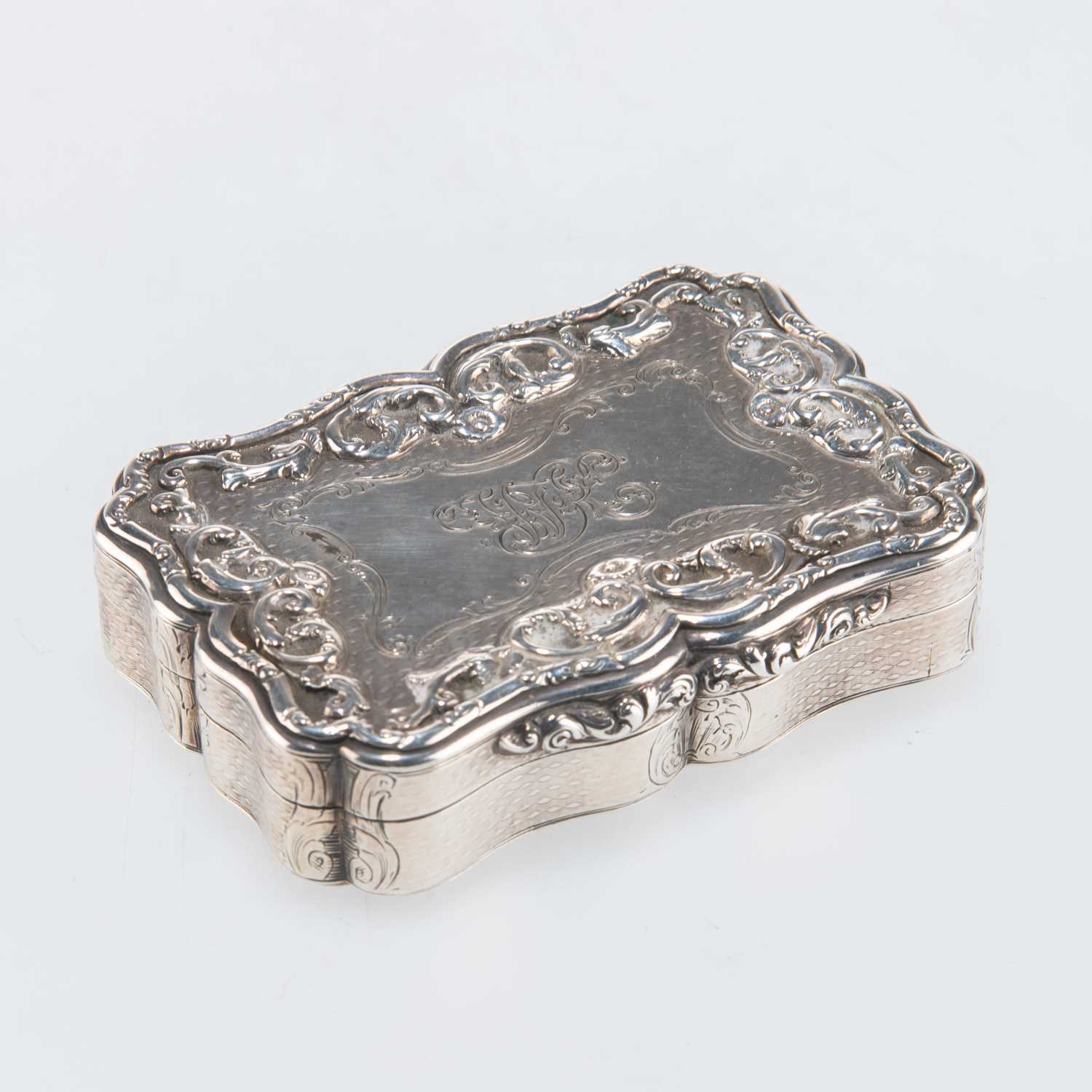 Lot 1238 - A VICTORIAN SILVER SNUFF BOX