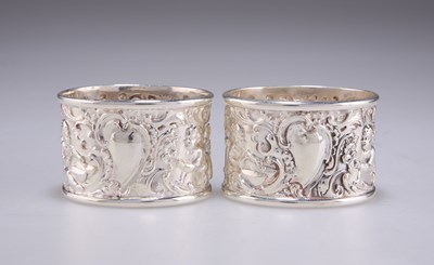 Lot 1191 - A PAIR OF EDWARDIAN SILVER NAPKIN RINGS