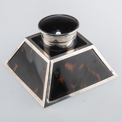 Lot 1219 - A GEORGE V SILVER-MOUNTED TORTOISESHELL INKWELL