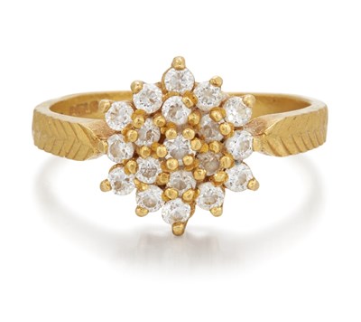 Lot 1462 - A 22 CARAT GOLD CUBIC ZIRCONIA CLUSTER RING