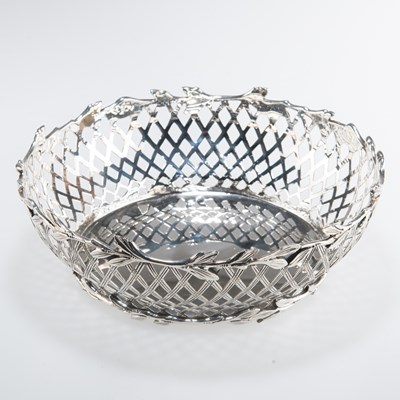 Lot 1196 - A GEORGE V SILVER BASKETWEAVE TABLE DISH