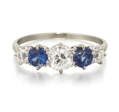 Lot 1663 - AN EARLY 20TH CENTURY SAPPHIRE AND DIAMOND RING